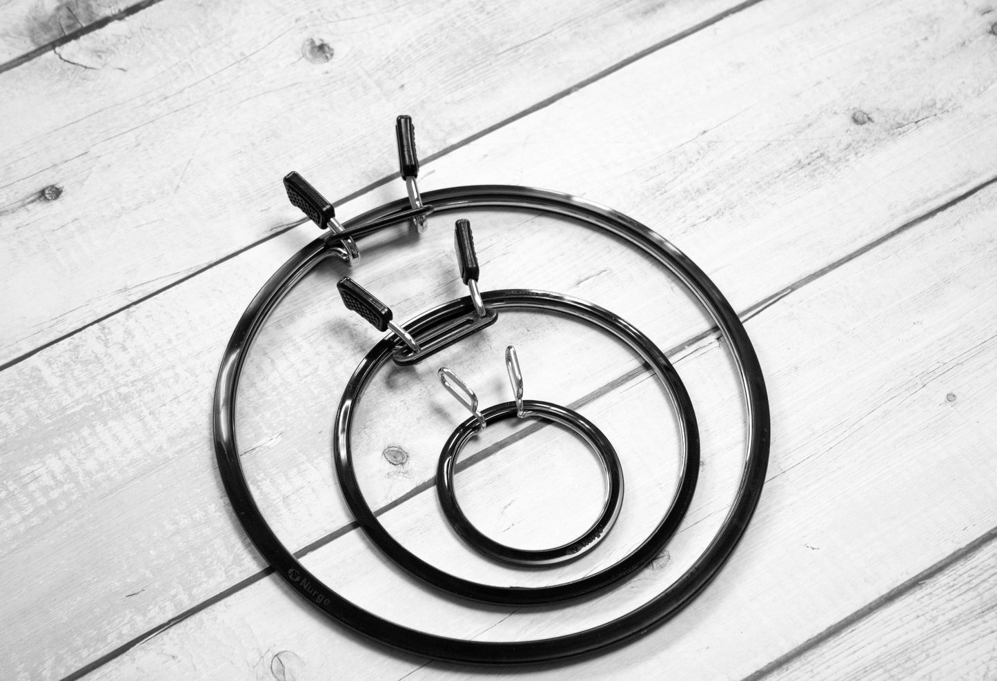 Cerc pentru Broderie Rotund de Culoarea Roșie din Metal, 160-3