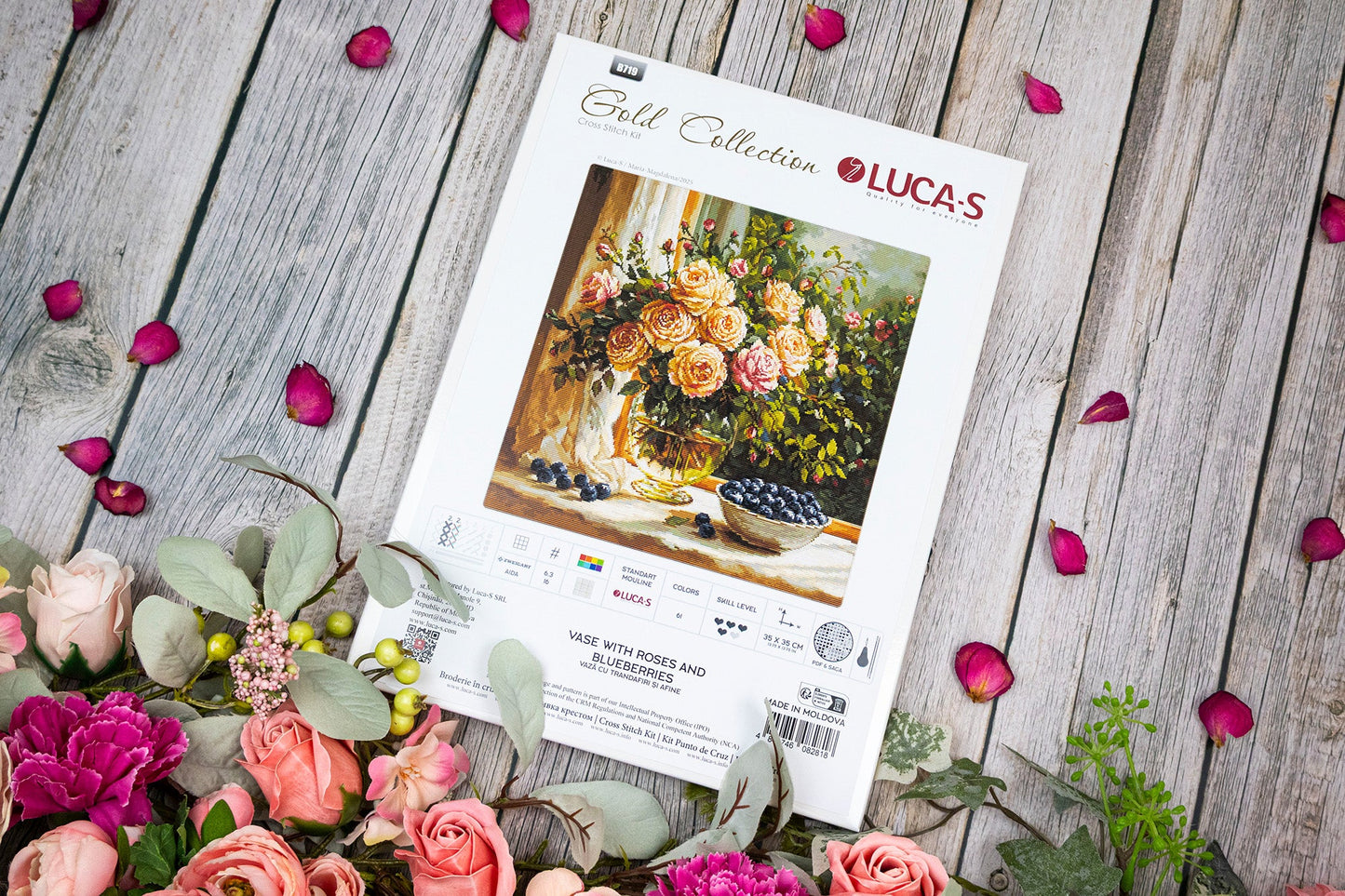Set de brodat în cruciuliță Luca-S GOLD - Vază cu Trandafiri și Afine, B719