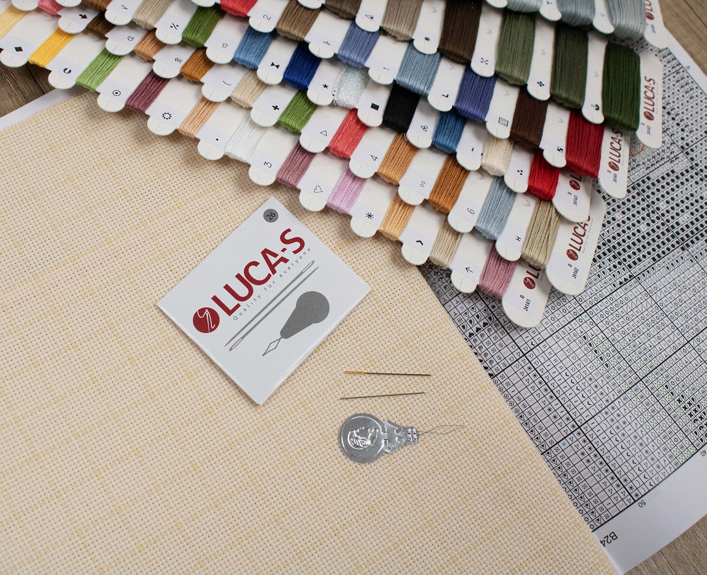 Set de brodat în cruciuliță GOLD - B2414 Crăciunul cățeilor