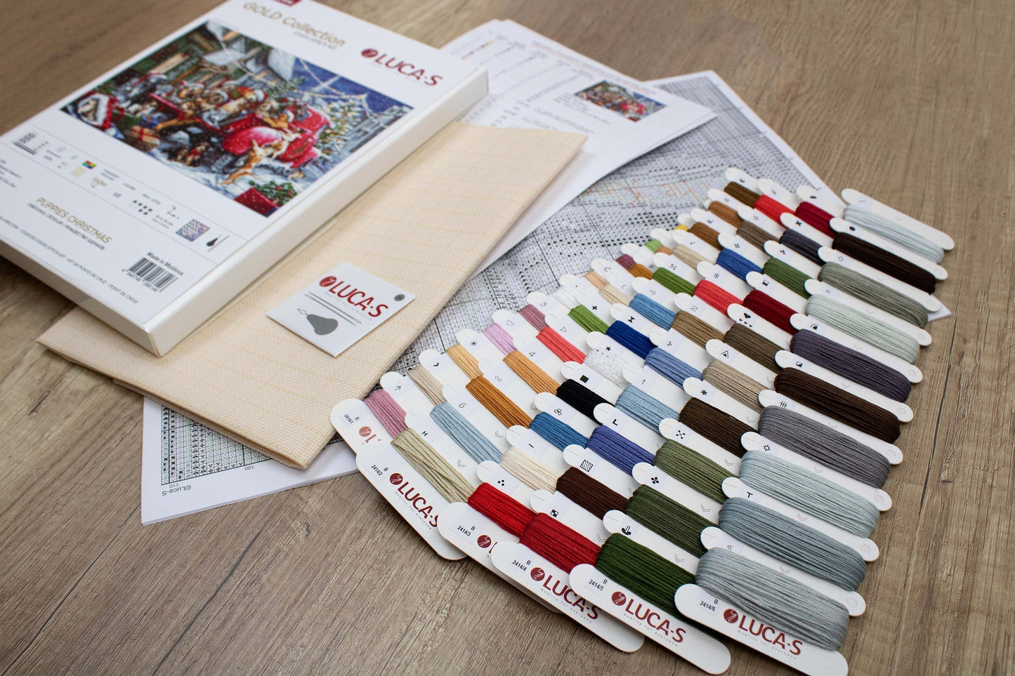 Set de brodat în cruciuliță GOLD - B2414 Crăciunul cățeilor