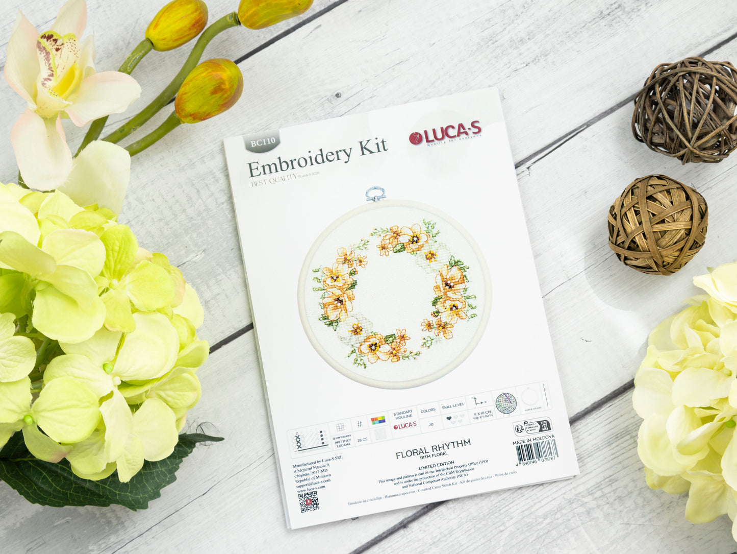 Set de brodat în cruciuliță cu cercul de brodat inclus Luca-S - BC110 Ritm Floral
