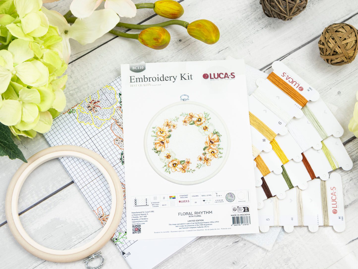 Set de brodat în cruciuliță cu cercul de brodat inclus Luca-S - BC110 Ritm Floral